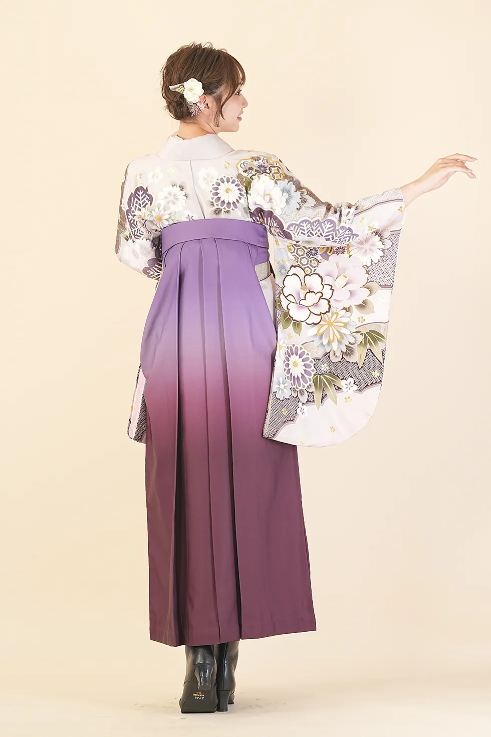 さくらベージュ牡丹と松竹梅の着物に紫ぼかし蝶の袴を合わせた卒業式袴レンタルコーデ｜ハカマエイト
