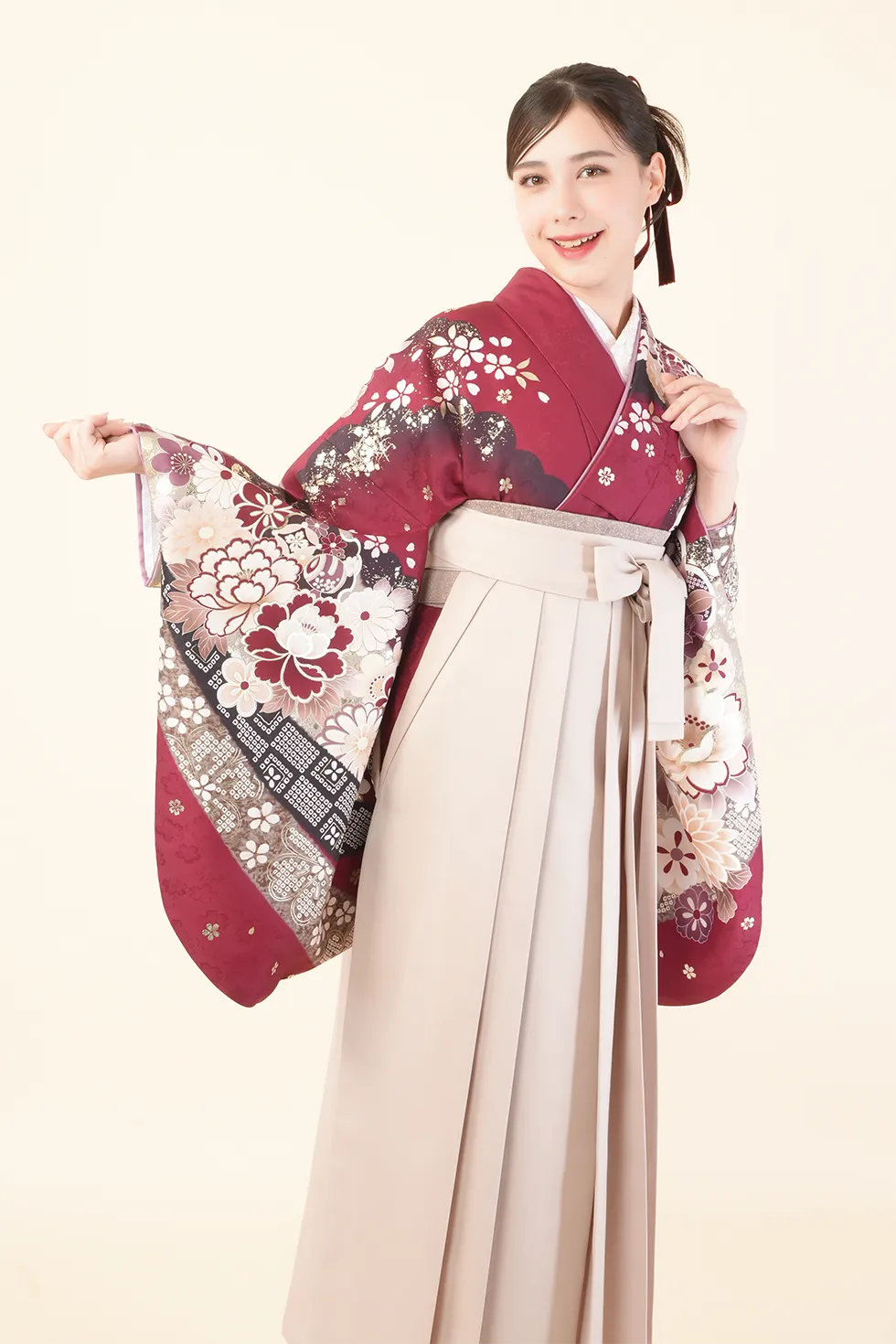 紅華爛漫の着物にスモーキーベージュ袴を合わせた卒業式袴レンタルコーデ｜ハカマエイト