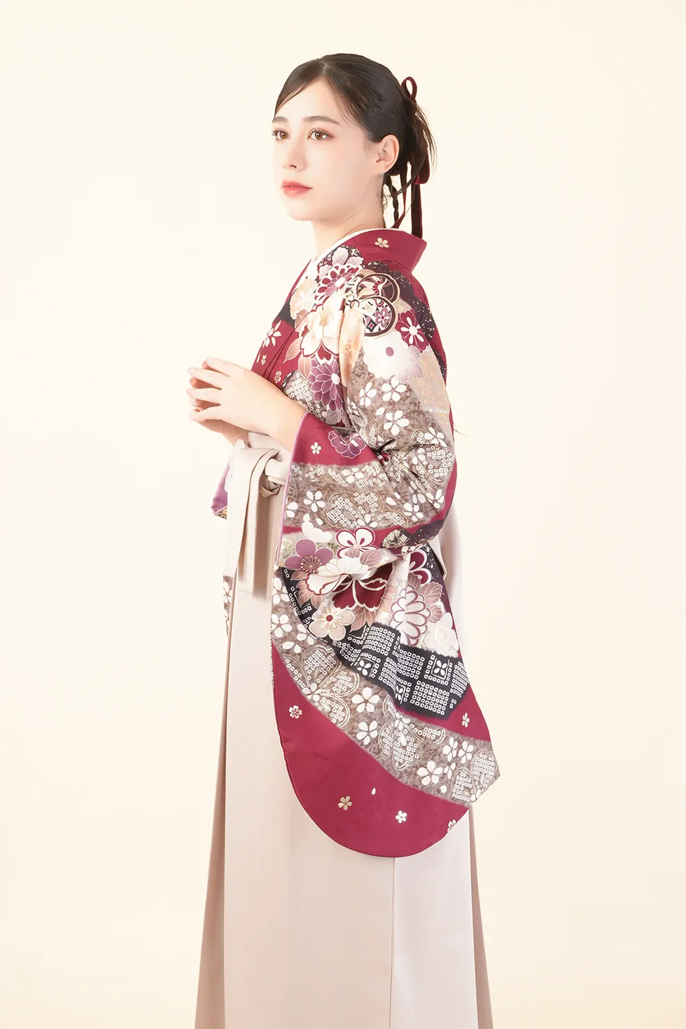 紅華爛漫の着物にスモーキーベージュ袴を合わせた卒業式袴レンタルコーデ｜ハカマエイト