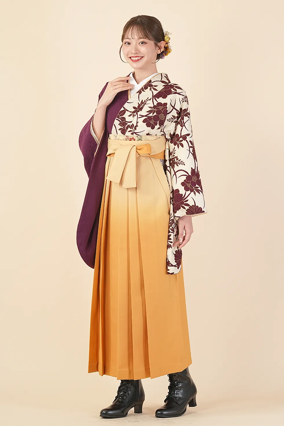 バーガンディアシメの着物にパステルイエローぼかし袴を合わせた卒業式袴レンタルコーデ｜ハカマエイト