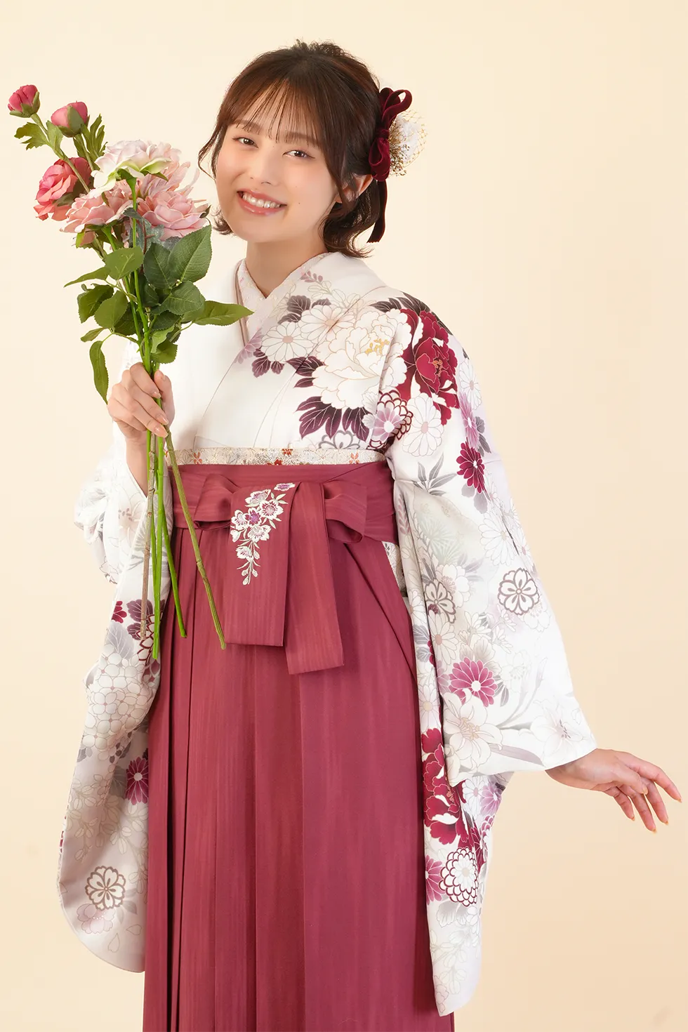 純白春花もようの着物にエンジナカノヒロミチ紐刺繍の袴を合わせた卒業式袴レンタルコーデ｜ハカマエイト