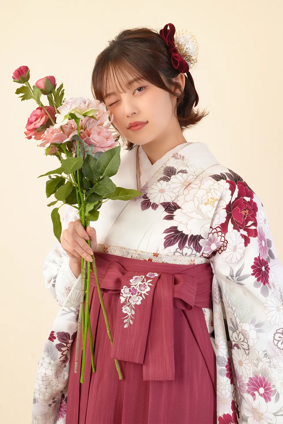 純白春花もようの着物にエンジナカノヒロミチ紐刺繍の袴を合わせた卒業式袴レンタルコーデ｜ハカマエイト