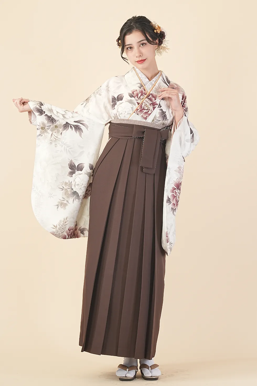 ホワイトエレガンスの着物に茶無地袴を合わせた卒業式袴レンタルコーデ｜ハカマエイト