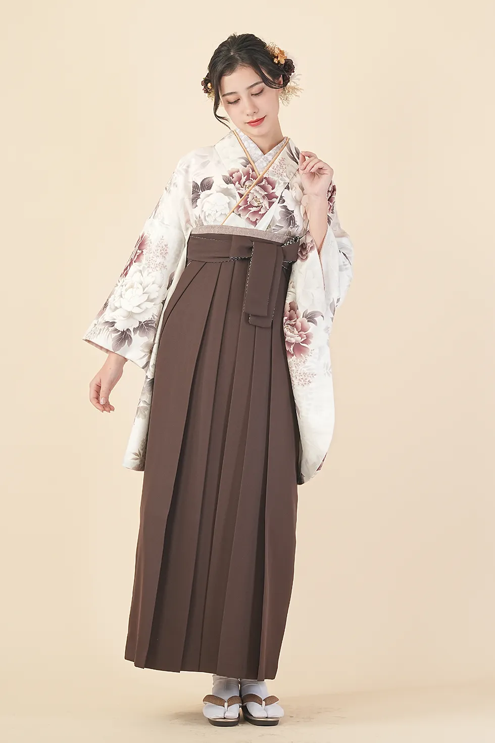 ホワイトエレガンスの着物に茶無地袴を合わせた卒業式袴レンタルコーデ｜ハカマエイト