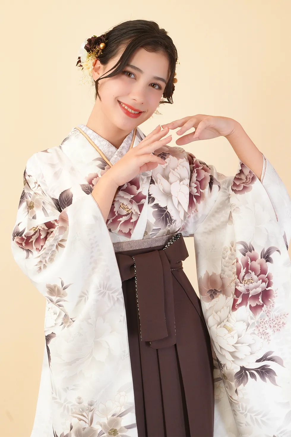 ホワイトエレガンスの着物に茶無地袴を合わせた卒業式袴レンタルコーデ｜ハカマエイト