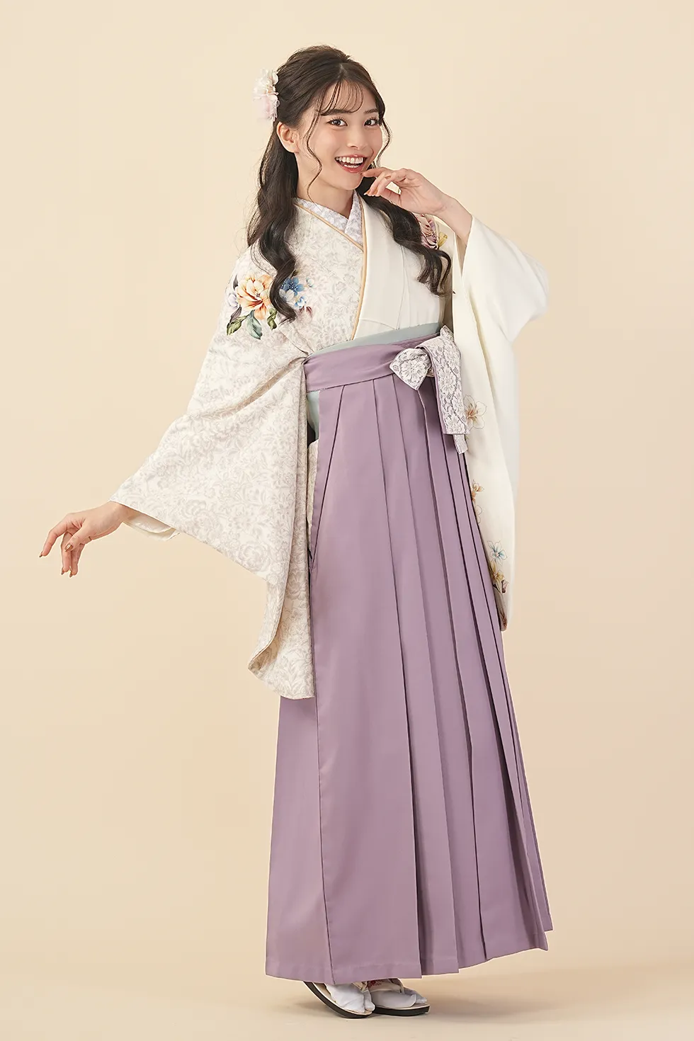 真白優美の着物にスモーキーパープル紐レース袴を合わせた卒業式袴レンタルコーデ｜ハカマエイト