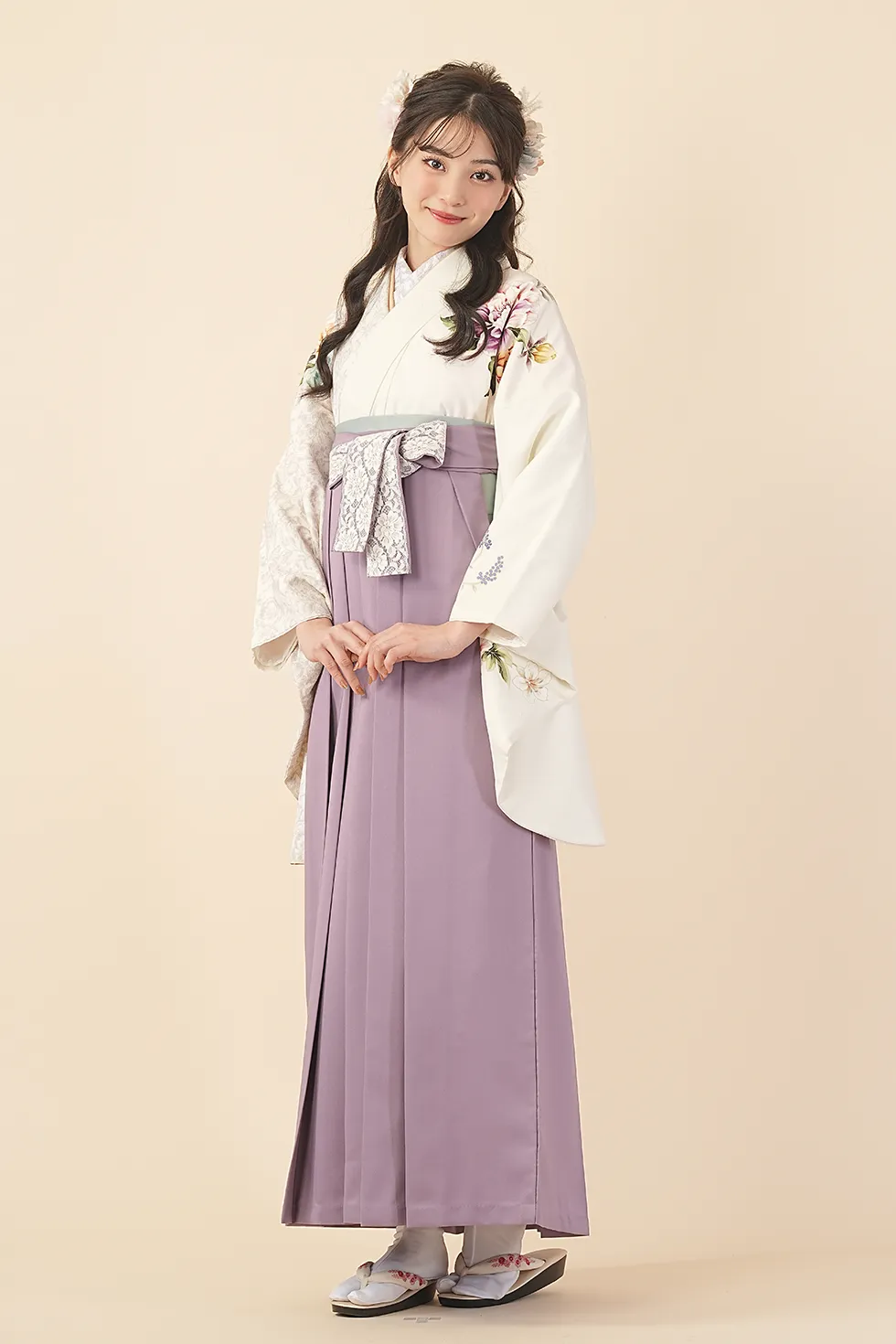 真白優美の着物にスモーキーパープル紐レース袴を合わせた卒業式袴レンタルコーデ｜ハカマエイト