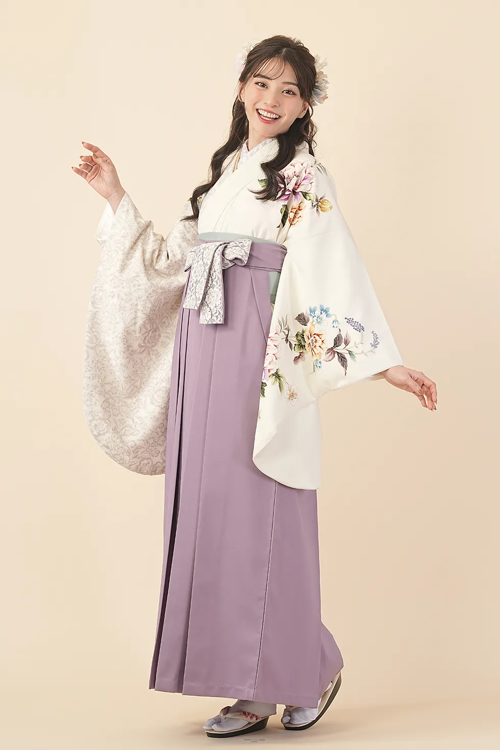 真白優美の着物にスモーキーパープル紐レース袴を合わせた卒業式袴レンタルコーデ｜ハカマエイト