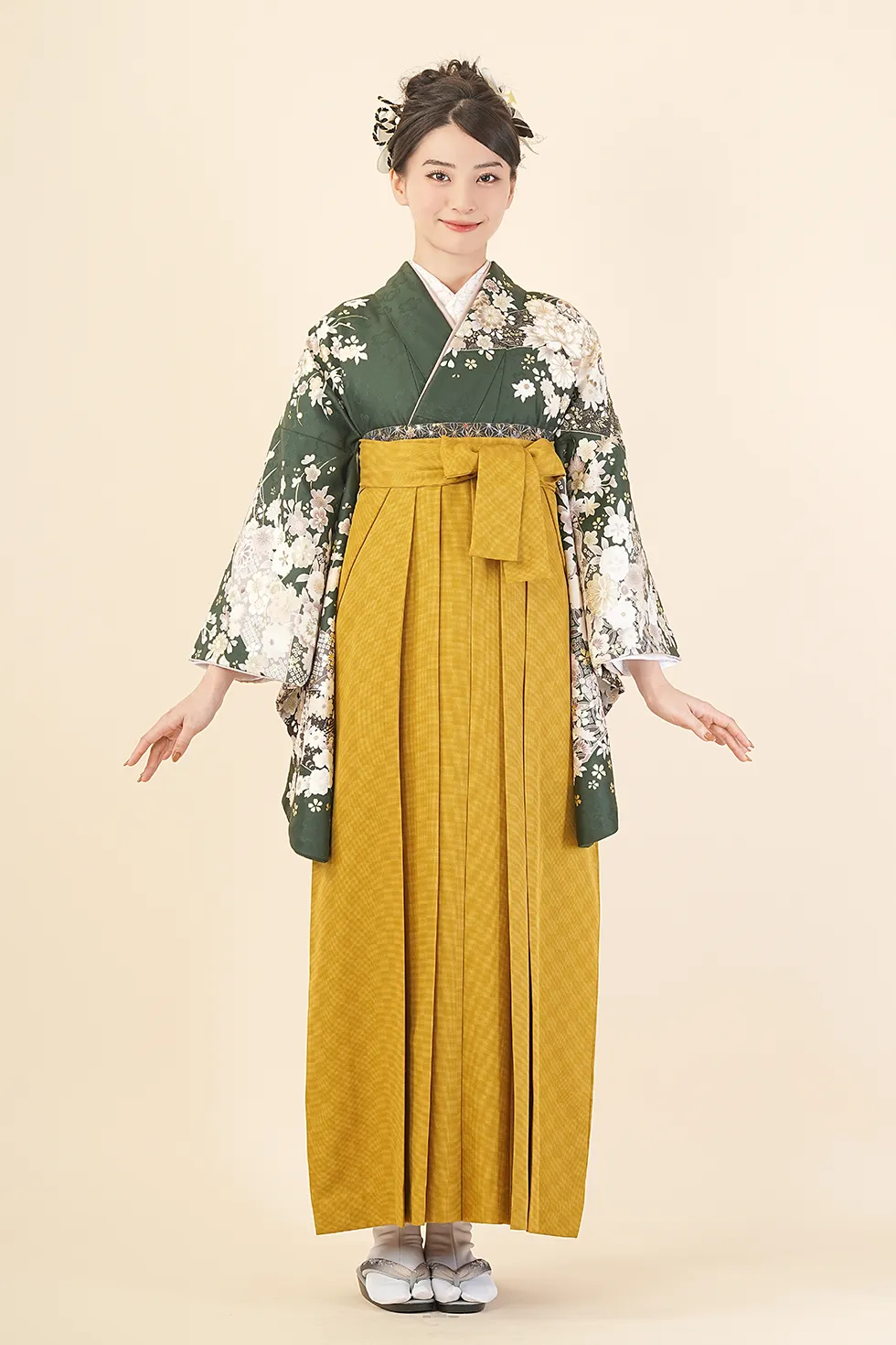 深緑フローラルの着物にからし市松型袴を合わせた卒業式袴レンタルコーデ｜ハカマエイト
