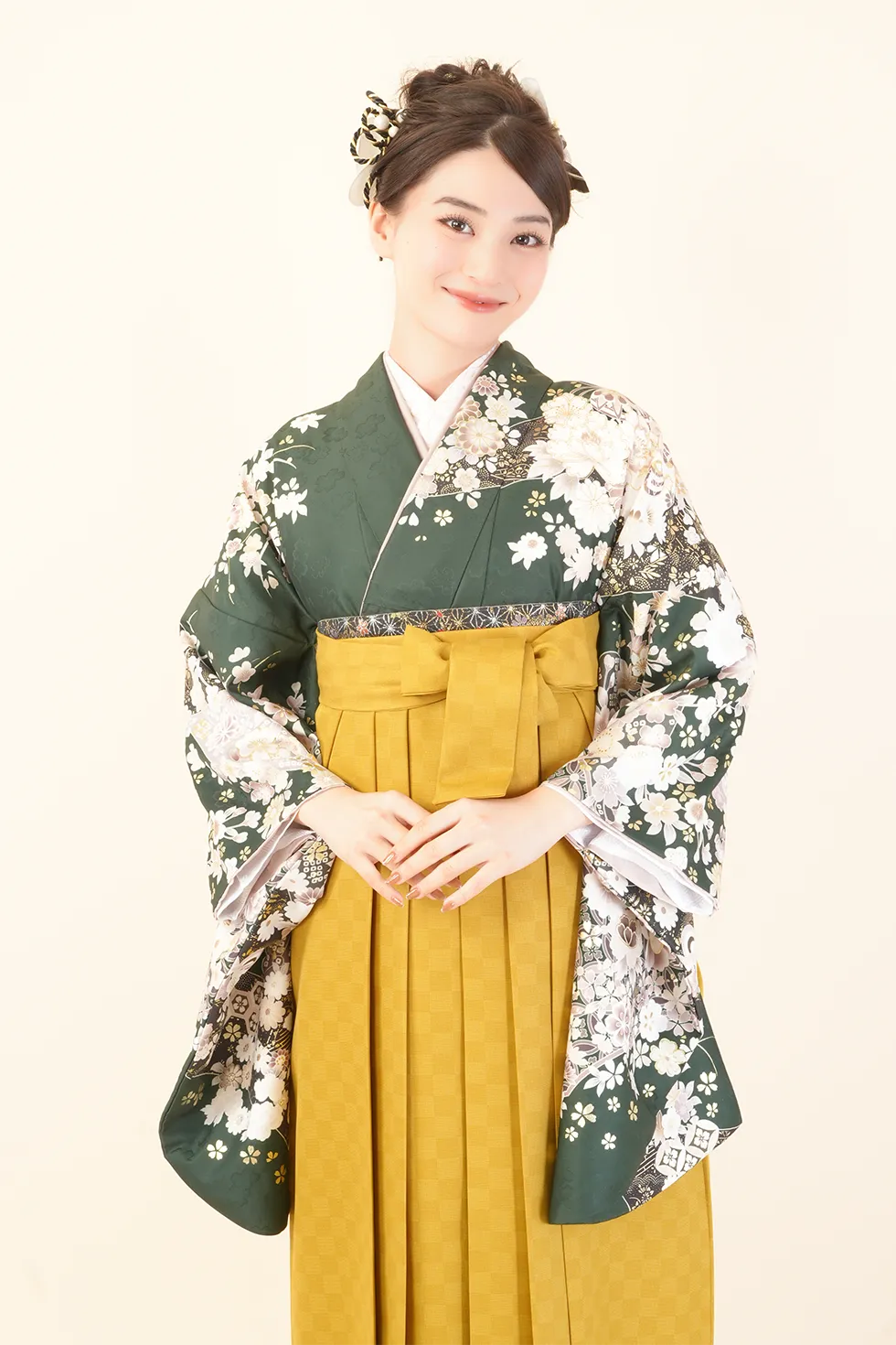 深緑フローラルの着物にからし市松型袴を合わせた卒業式袴レンタルコーデ｜ハカマエイト