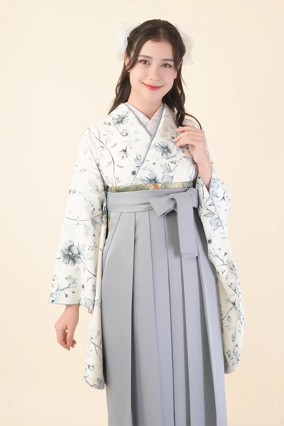アネモネ MIST BLUEの着物にホワイトグレーの袴を合わせた卒業式袴レンタルコーデ｜ハカマエイト