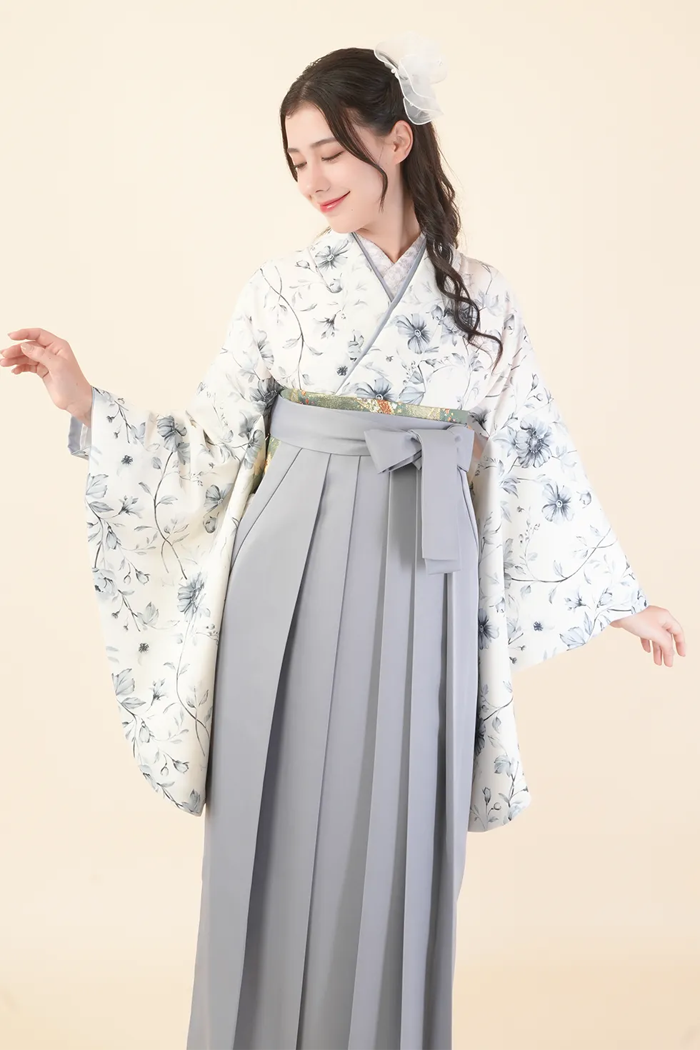 アネモネ MIST BLUEの着物にホワイトグレーの袴を合わせた卒業式袴レンタルコーデ｜ハカマエイト
