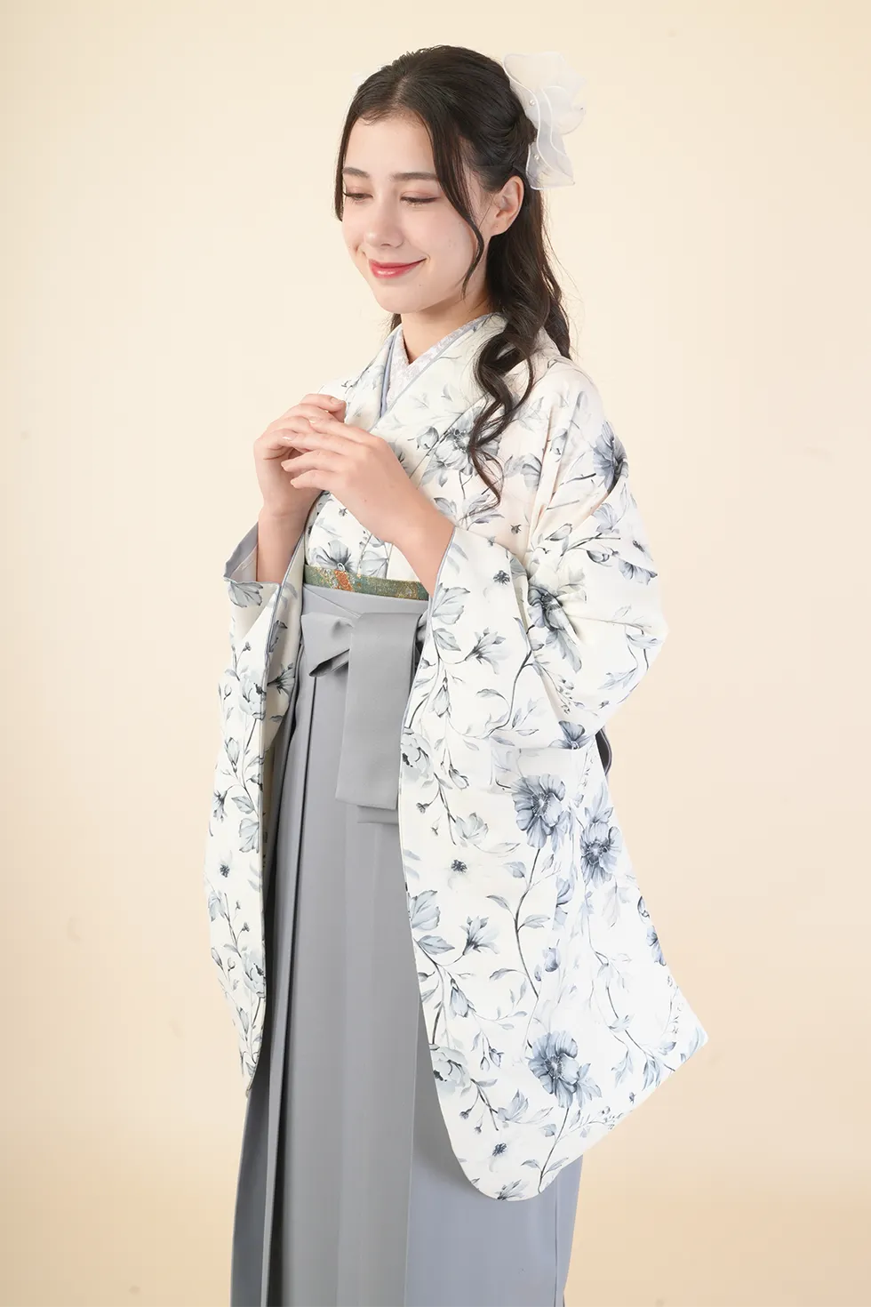 アネモネ MIST BLUEの着物にホワイトグレーの袴を合わせた卒業式袴レンタルコーデ｜ハカマエイト