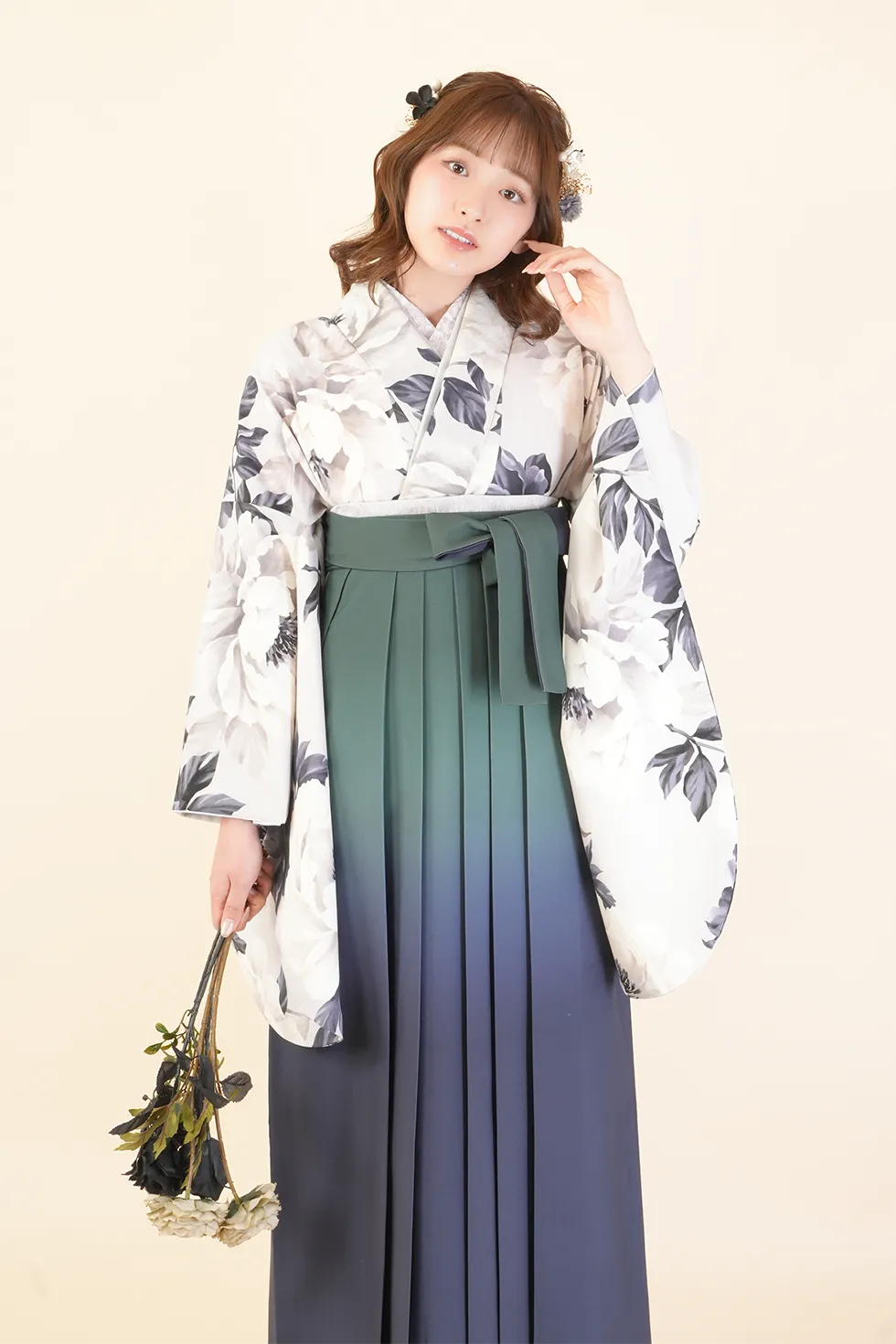 モノクローム影牡丹の着物に抹茶×紺ぼかしの袴を合わせた卒業式袴レンタルコーデ｜ハカマエイト