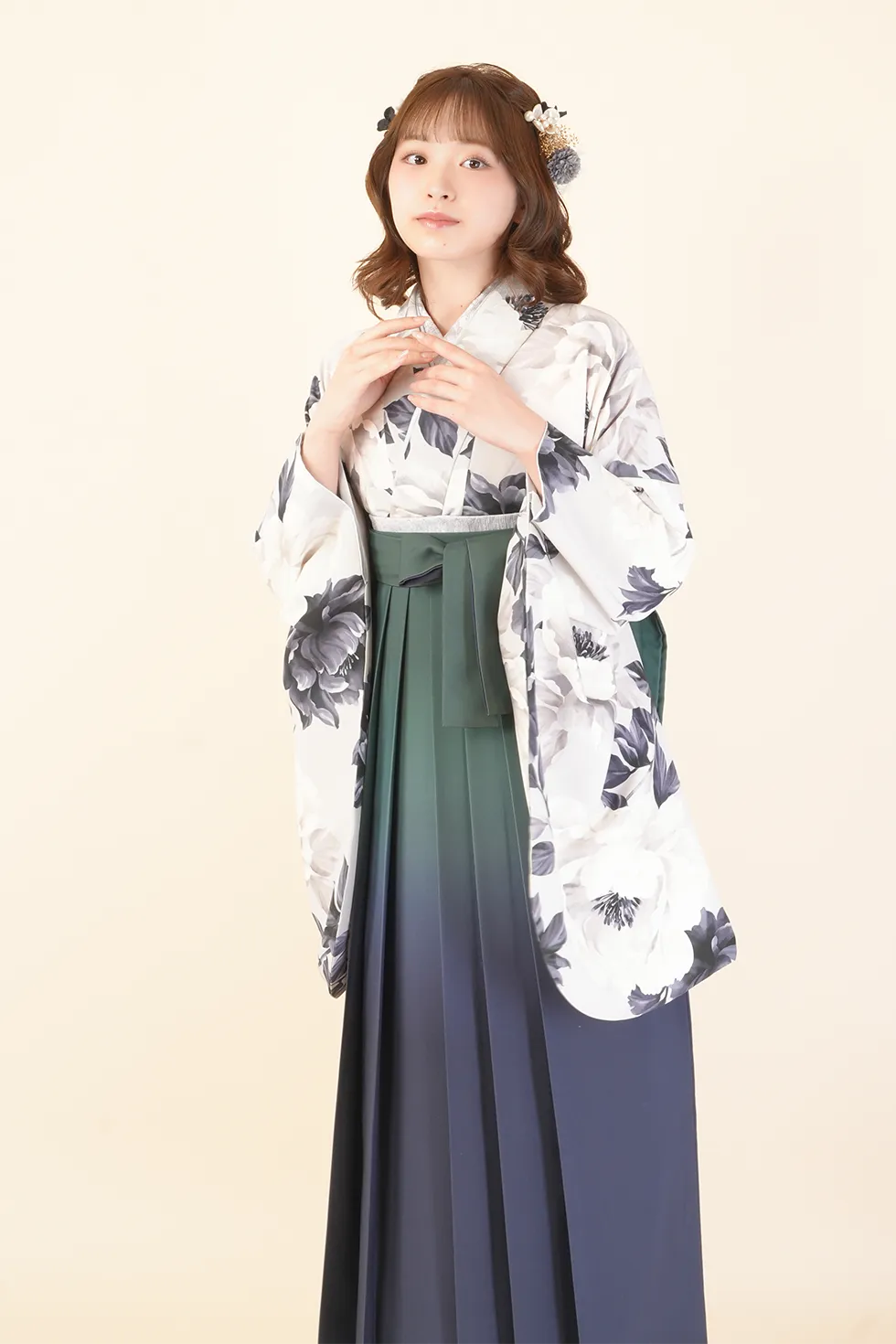 モノクローム影牡丹の着物に抹茶×紺ぼかしの袴を合わせた卒業式袴レンタルコーデ｜ハカマエイト