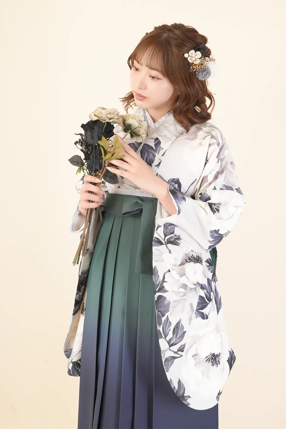 モノクローム影牡丹の着物に抹茶×紺ぼかしの袴を合わせた卒業式袴レンタルコーデ｜ハカマエイト