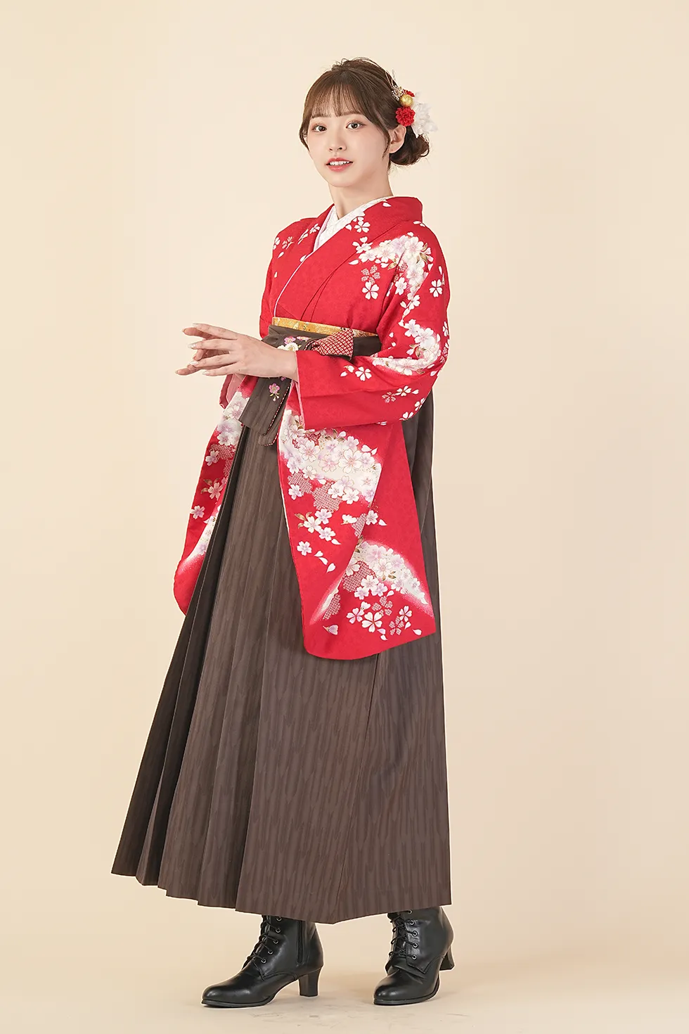 赤桜の着物に茶kansai矢絣袴を合わせた卒業式袴レンタルコーデ｜ハカマエイト