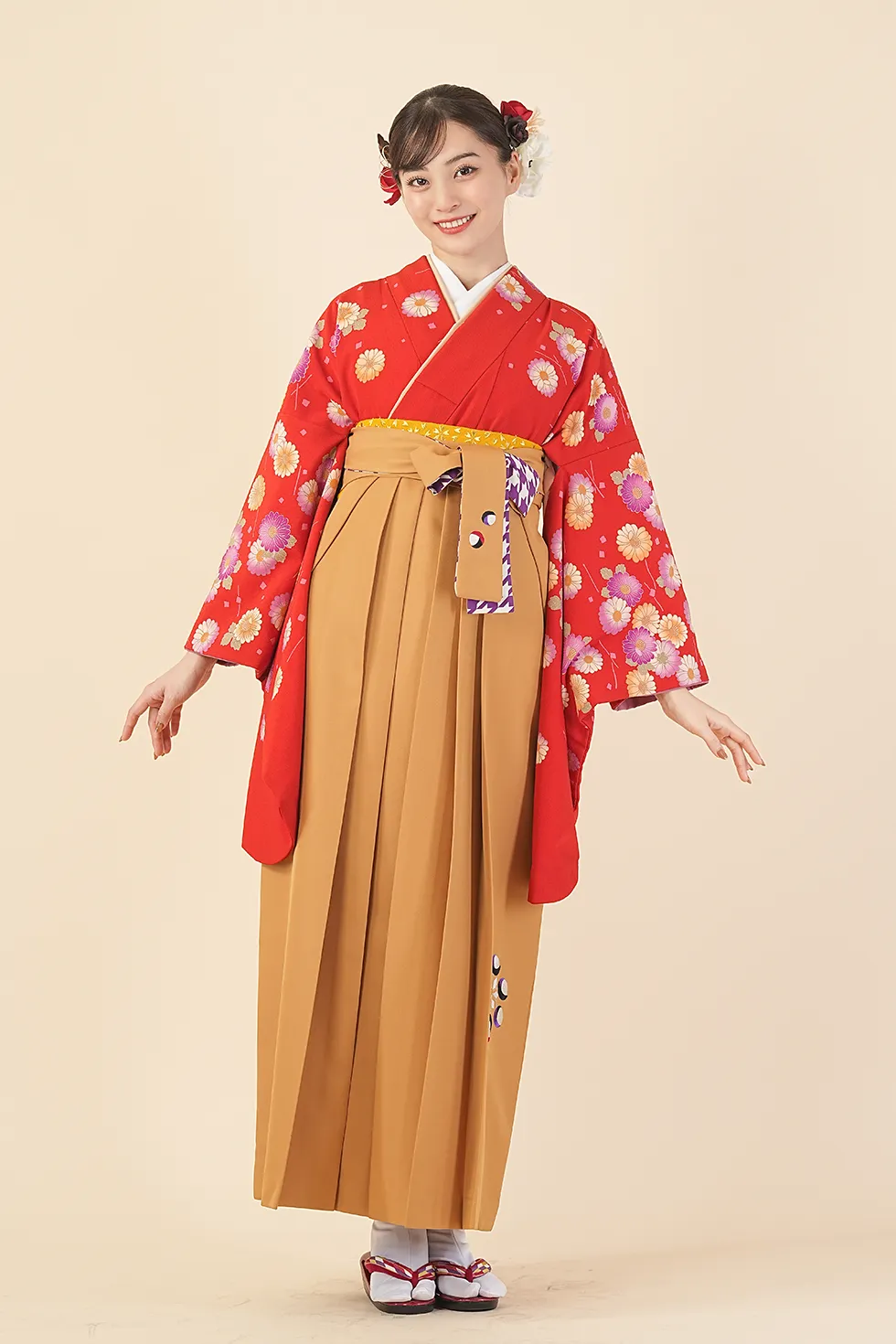 赤菊花の着物にカラシ刺繍袴を合わせた卒業式袴レンタルコーデ｜ハカマエイト