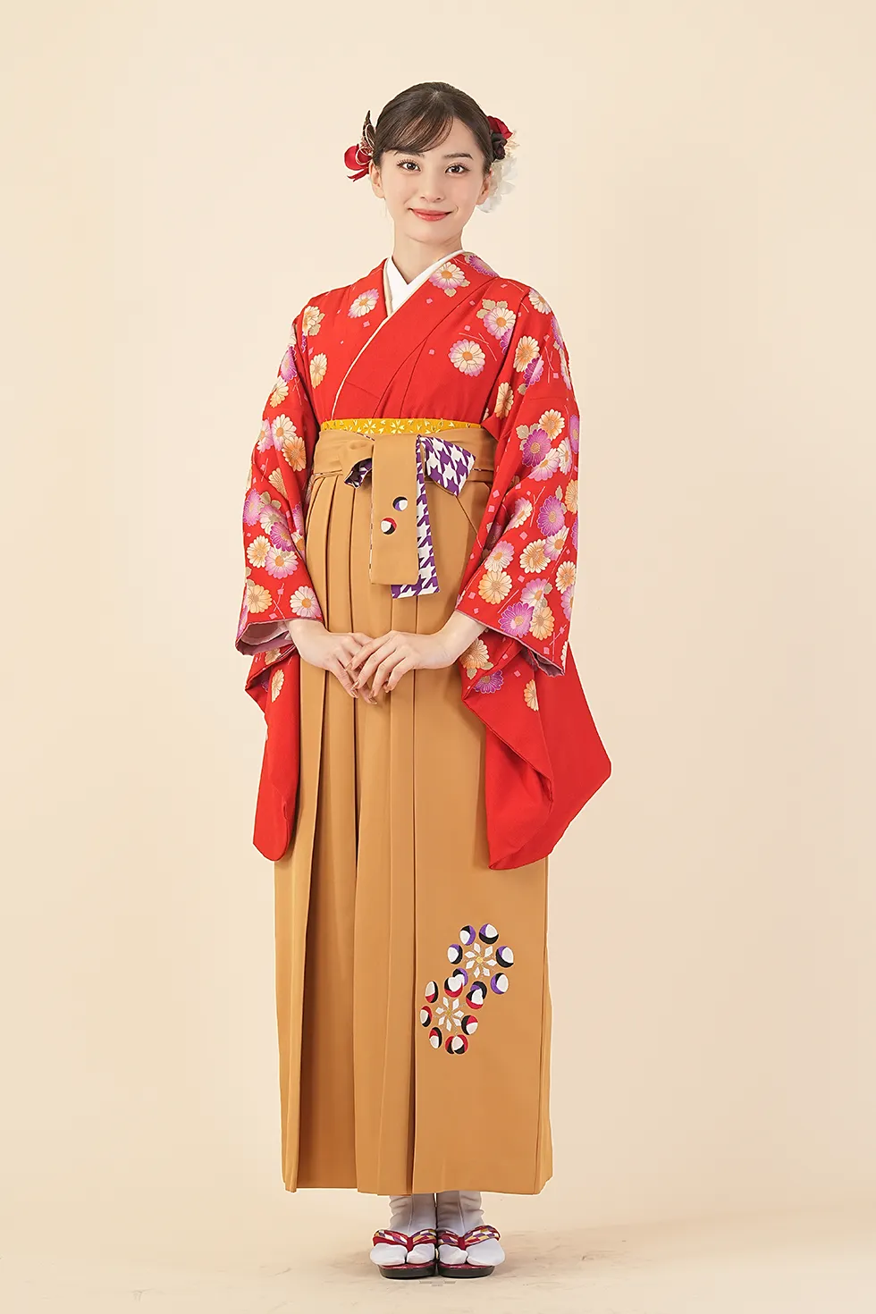 赤菊花の着物にカラシ刺繍袴を合わせた卒業式袴レンタルコーデ｜ハカマエイト