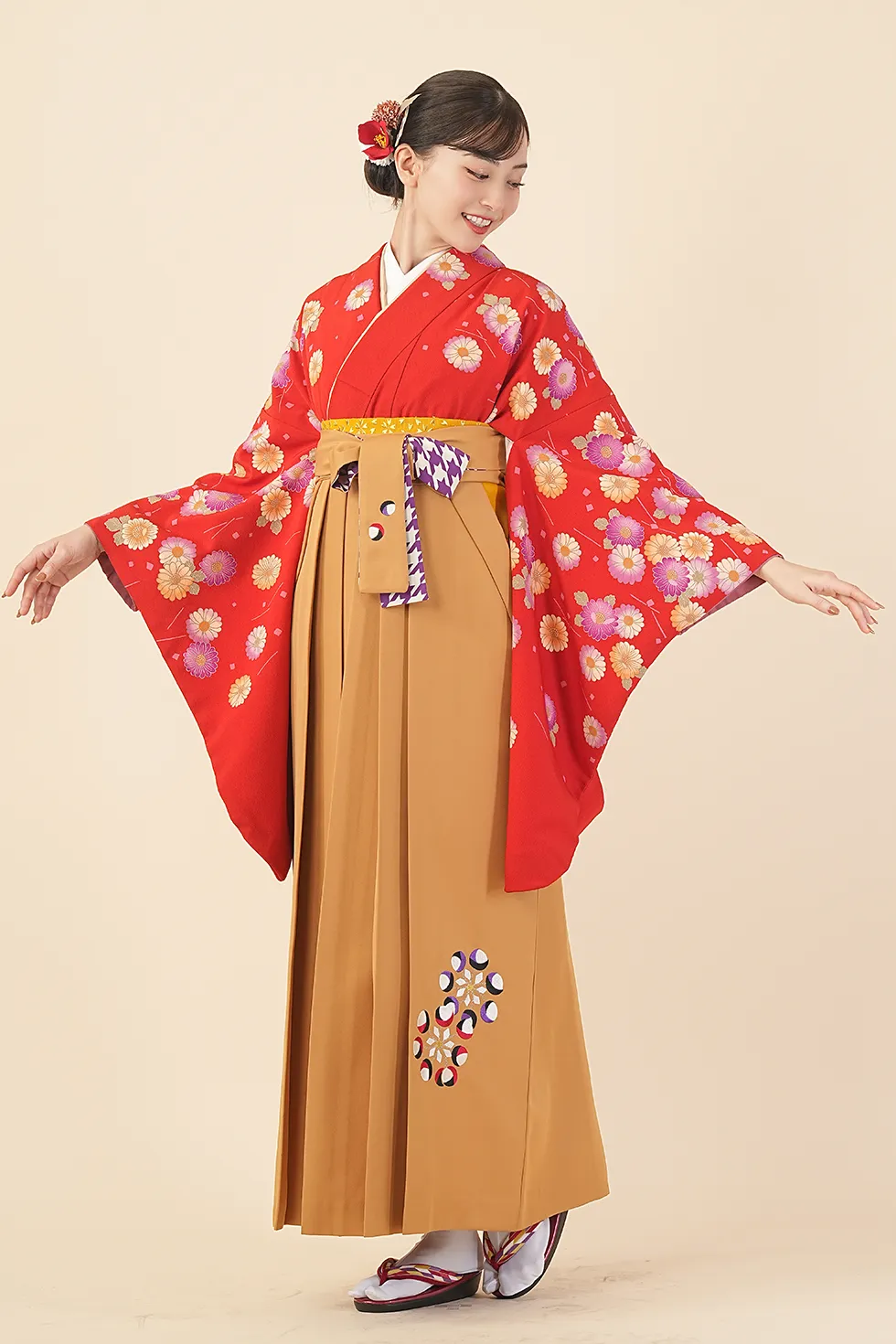 赤菊花の着物にカラシ刺繍袴を合わせた卒業式袴レンタルコーデ｜ハカマエイト