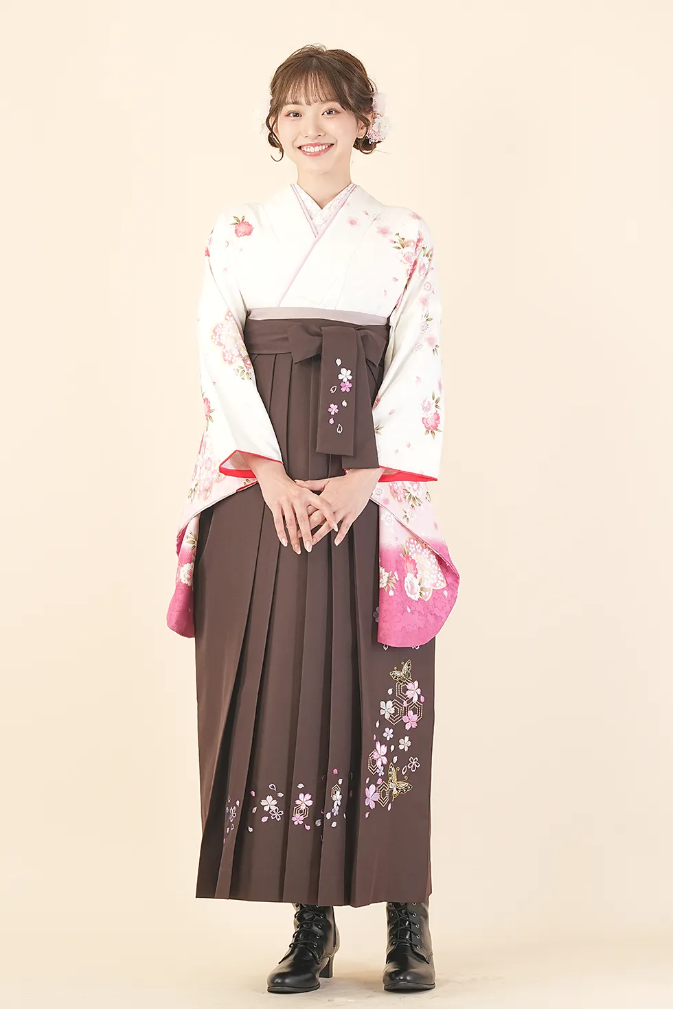 白雪輪に八重桜の着物に茶蝶桜刺繍袴を合わせた卒業式袴レンタルコーデ｜ハカマエイト