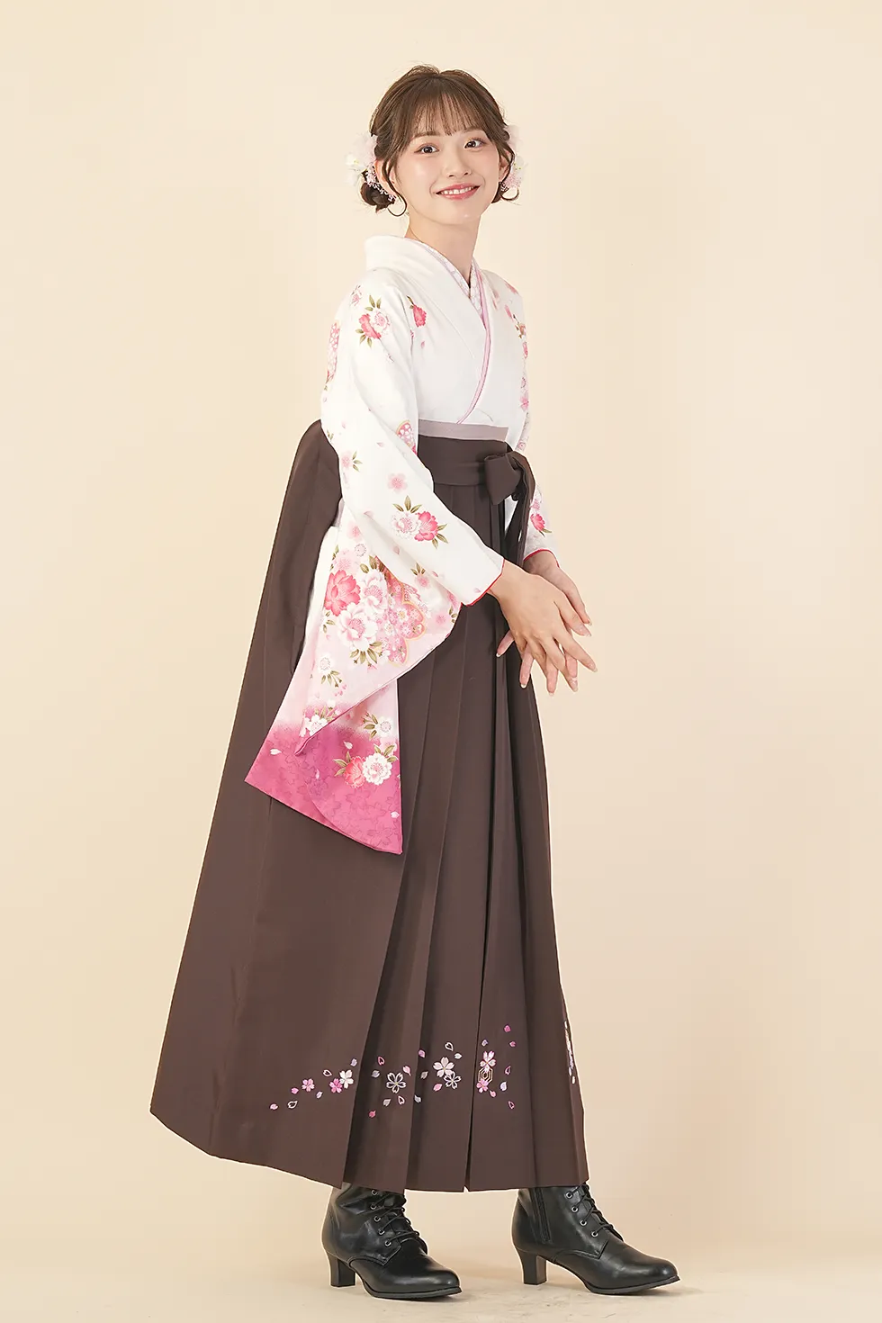 白雪輪に八重桜の着物に茶蝶桜刺繍袴を合わせた卒業式袴レンタルコーデ｜ハカマエイト