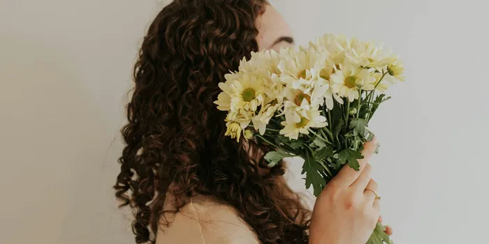 卒業式の髪飾りに生花を選ぶなら注意点は「花粉」と「水滴