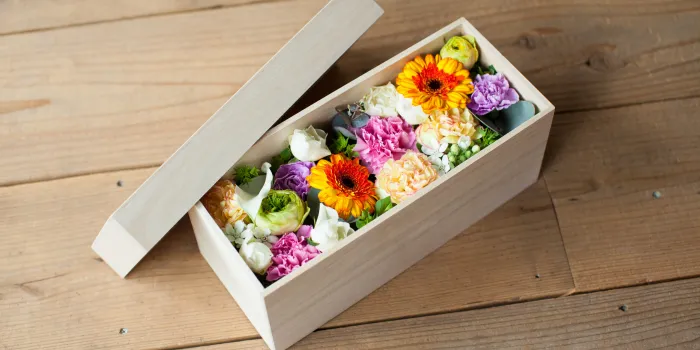 卒業式の髪飾りに生花を選ぶなら｜2週間前｜花屋さんに相談・予約をする