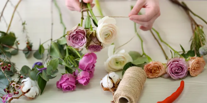 卒業式の髪飾りに生花を選ぶなら｜2週間前｜花屋さんに相談・予約をする